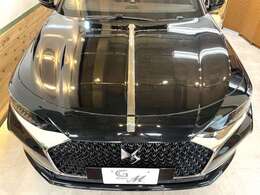 ボンネット部分には、これまでのDSの各モデルのインテリアでも使われている「Clous　de　Paris（クル・ド・パリ）」文様のセイバー（サーベルの意味）と呼ばれるクロームの装飾がございます。