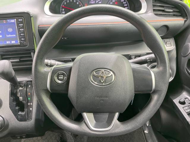 インテリアに合わせたデザインのステアリングは、運転される方のことも考え、運転しやすい形状、大きさです。是非一度、実際に触ってお確かめください。