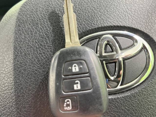 【キーレス】少し離れた場所からでもボタン一つでドアの開錠・施錠ができるのでとっても便利！ドアの鍵穴周りに傷をつけることもありません♪