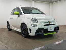 屋内展示場完備！　悪天候時や夜間でも専用ブースでゆっくりとお車をご覧頂けます。