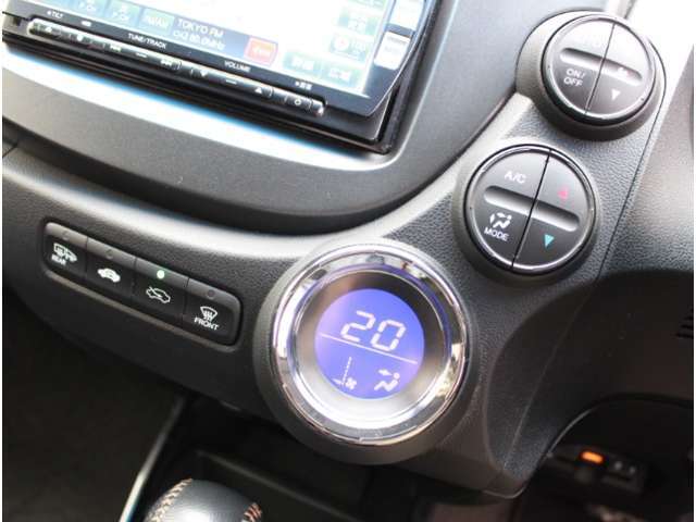 オートエアコンのお車ですので室内の温度をスムーズに調整してくれます♪