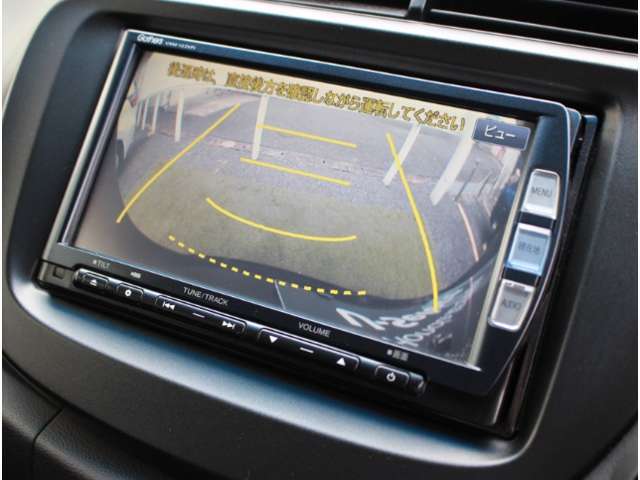 バックカメラが装備されており、後方の安全確認はもちろんのこと狭い場所での駐車や雨の日・夜間など視界の悪いコンディションでのストレスの軽減にもなります！