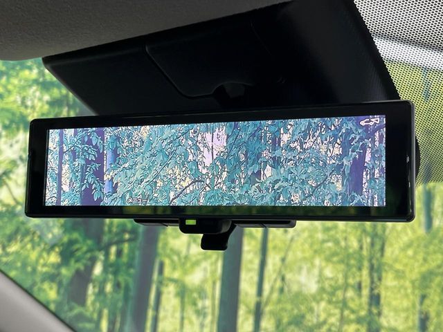 【インテリジェントルームミラー】後席の大きな荷物や同乗者で後方が確認しづらい時でも安心！カメラが撮影した車両後方の映像をルームミラー内に表示。クリアな視界で状況の確認が可能です！