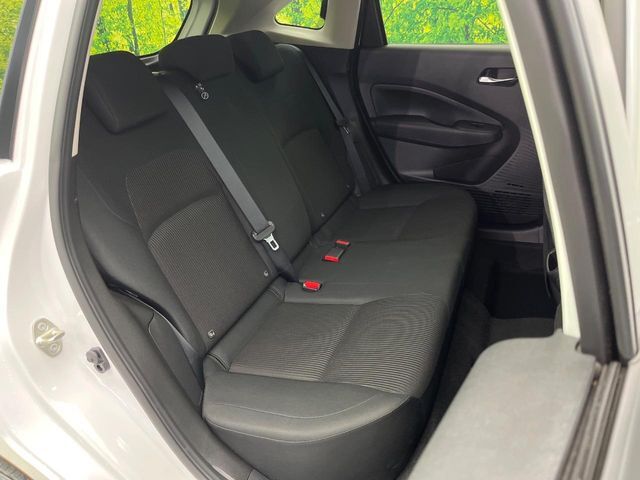 後部座席も気になるようなキズ・汚れやへたり等、大きなダメージはなく、良好な状態です。