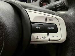 【レーダークルーズコントロール】装備車両です。レーダーやカメラを使って前を走るクルマの状況を検知して速度を調整してくれます。遠距離ドライブの高速道路などでは大活躍で疲労軽減に役立ちます。