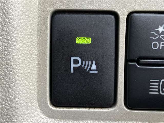 家族でクルマを運転する場合、擦ったりしないか心配ですね。コーナーセンサーも付いてますので、障害物が近づいたら、音で知らせてくれます。