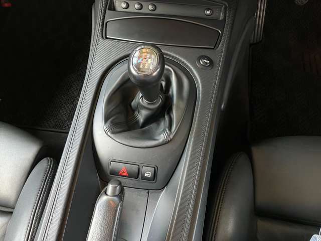車を操る楽しさをダイレクトに味わえる6MT！1速から強烈に吹け上り、クイックでタイトなシフトフィールがとてもその気にさせてくれて、適度な重さのクラッチペダルと合わさり、直ぐに走り出したくなるでしょう。