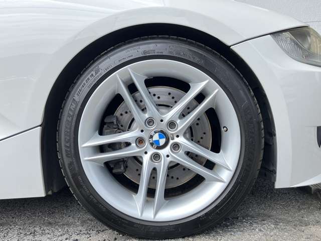 とてもスポーティーなデザインの純正18インチホイールの向こうに見えるドリルドローターがレーシーでMクーペのスペックの高さが想像できます。