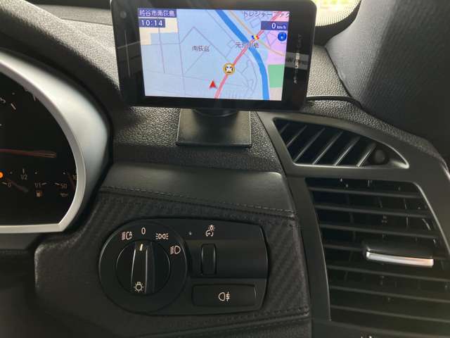 ヘッドライトスイッチも使用感の少ない状態です。オートライト機能が付いているのでライトのつけ忘れを防止出来ますよ。