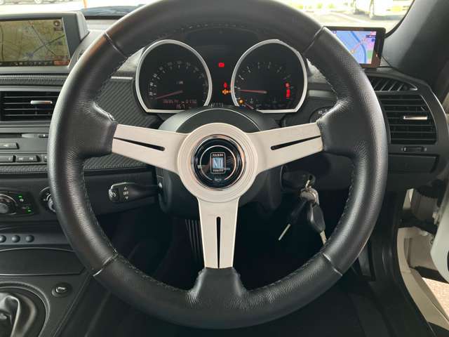 シンプルでスポーティーなナルディを装備。BMWと同じように、こだわって作られたステアリングは、使い込むほど手にしっとりと馴染み、機能的なデザインはコーナーを曲がるたび愛車との一体感を感じます。