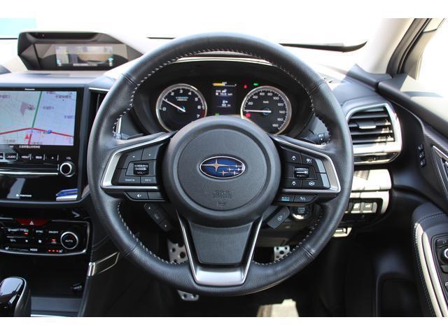 気分やシーンに合わせて走行性能を使い分けられるSI-DRIVEとMT感覚のシフト操作が愉しめるパドルシフト付き本革巻きステアリングホイール。(シルバーステッチ＆ステアリングヒーター付き)
