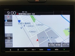 ダッシュボードに自然に溶け込むようにデザインされた純正メモリーナビゲーション。