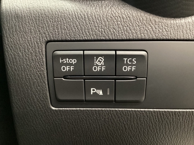 安全装置のスイッチは運転席パネル右下に集約されています。任意で切り替え可能なため状況に合わせてお使いください。