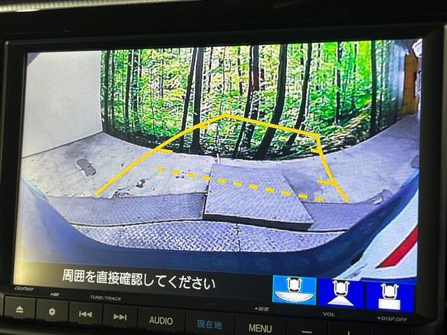 【バックカメラ】駐車時に後方がリアルタイム映像で確認できます。大型商業施設や立体駐車場での駐車時や、夜間のバック時に大活躍！運転スキルに関わらず、今や必須となった装備のひとつです！