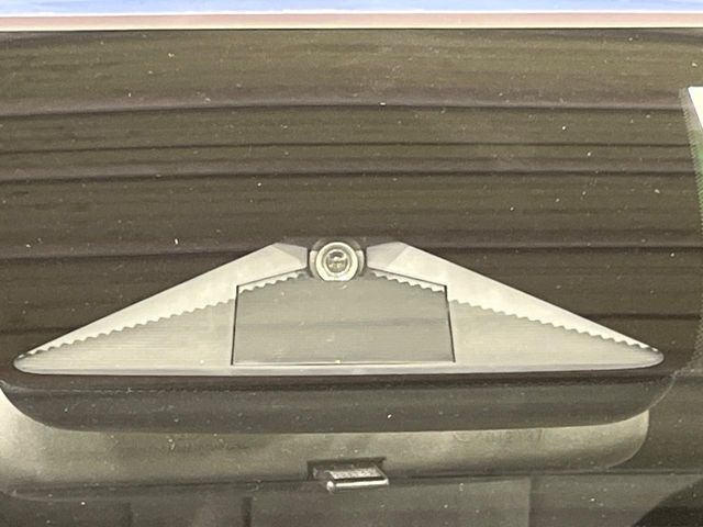 【ホンダセンシング】走行中に前方の車両等を認識し、衝突しそうな時は警報とブレーキで衝突回避と被害軽減をアシスト。より安全にドライブをお楽しみいただけます。