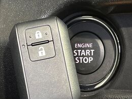 【キーレススタートシステム】カバンやポケットに入れたままでもドアの施錠・解錠が可能なスマートキーを装備。エンジンのオン・オフ時もカギを取り出す必要が無いからとっても便利です♪