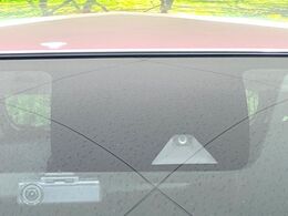 【エマージェンシーブレーキ】走行中に前方の車両等を認識し、衝突しそうな時は警報とブレーキで衝突回避と被害軽減をアシスト。より安全にドライブをお楽しみいただけます。