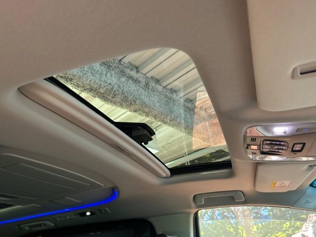 【サンルーフ】開放感たっぷりの希少装備、サンルーフが装着されています！車内に明かりを取り入れたり景色を楽しむ以外にも、車内の空気も簡単に換気できて快適です！
