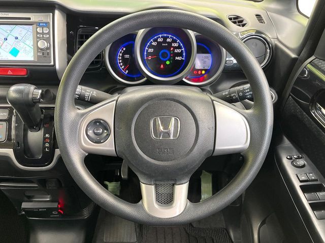 インテリアに合わせたデザインのステアリングは、運転される方のことも考え、運転しやすい形状、大きさです。是非一度、実際に触ってお確かめください。