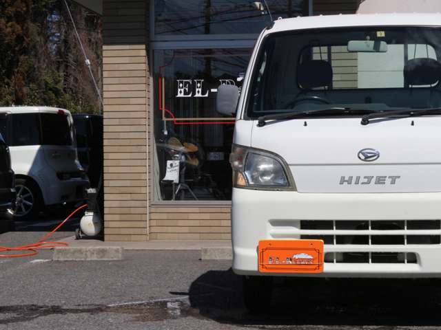 黄ばんでいてはカッコ悪いので全車ヘッドライトは磨いてあります！これだけで年式が新しく感じます！！