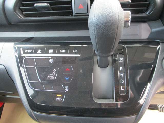 ★オートエアコン★温度設定だけで車がいつも快適に自動調整します♪風量や吹き出し口も自動で行われます。もちろんお好みの設定にも調整可能です♪