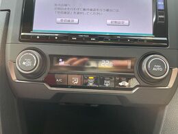 【オートエアコン】一度お好みの温度に設定すれば、車内の温度を検知し風量や温度を自動で調整。暑い…寒い…と何度もスイッチ操作をする必要はありません。快適な車内空間には必須の機能ですね♪