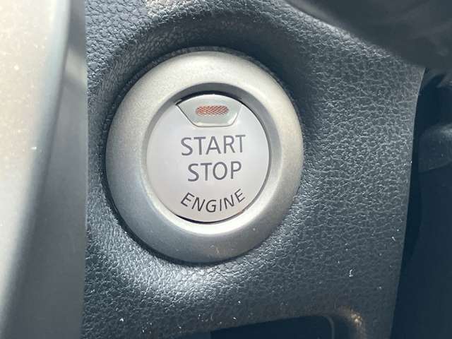 キーを取り出さなくてもエンジン始動ができるプッシュエンジンスターター。車内にキーがあればボタンを押すだけでエンジン始動できます。