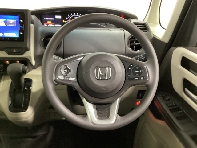 ハンドルにHondaセンシング系のクルーズコントロールやレーンキープアシストなどのスイッチと、オーディオの操作スイッチが装備されています。ハンドルから手を離さず安全に操作できます。
