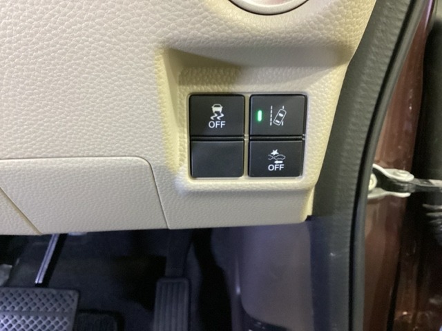Hondaセンシング用の、VSA（ABS＋TCS＋横滑り抑制）解除とレーンキープアシストシステムのメインスイッチなどはハンドルの右側に装備しています。