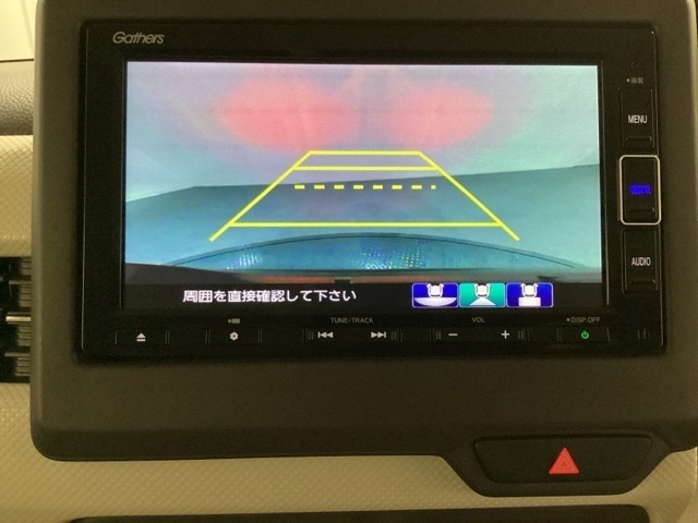 バックでの車庫入れも安心です！　リアカメラが付いているバックモニター付のナビを装備しております。操作線もついており距離感も画面から確認できます。