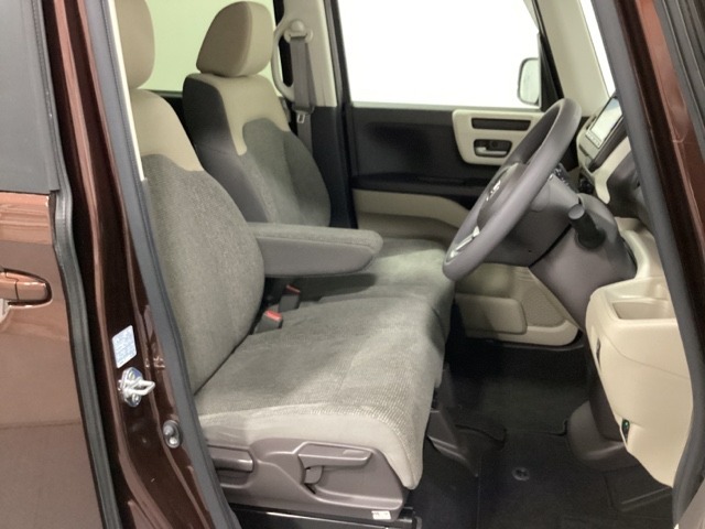 女性でも運転がしやすいように、シートの高さ調整機能（シートリフター）がついてます。運転席と助手席の足元が空いている為、助手席側への移動がスムーズです。交通量の多い道でも助手席側から乗り降りができます。