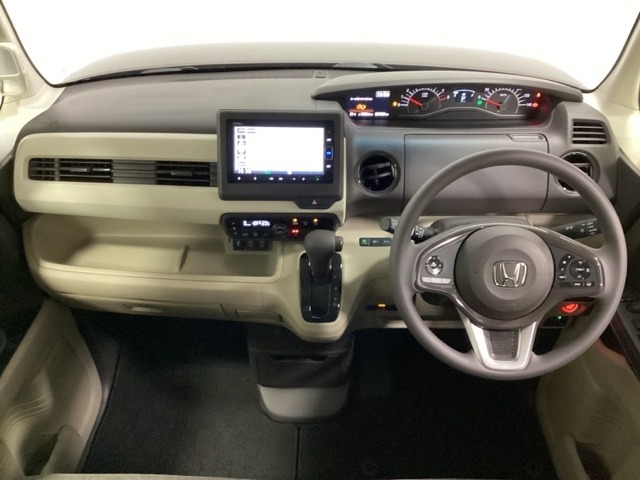 車内は光触媒抗菌消臭施工済です。インパネ周りはスタイリッシュなデザインで機能や装備も充実しています。グローブボックスやカップホルダーのほかにトレーなどたくさんの収納スペースが付いています。