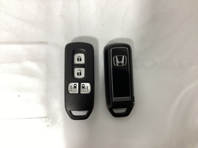 スマートキー付きですからドアロックの開閉およびエンジンスタートが楽々です。電動スライドドアの開け閉めもボタンで操作できます。スペアキーも同じものを用意しております。
