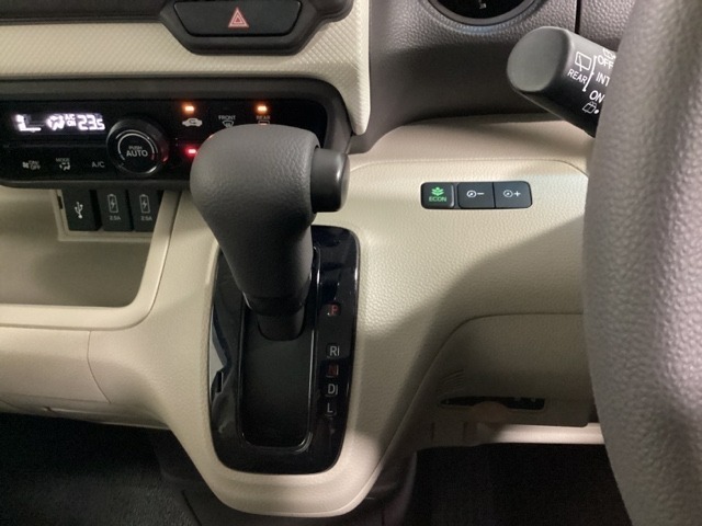CVT車のセレクトレバーです。低速から高速まで、変速ショックのないスムーズな走りを実現するとともに、エンジン効率のよい領域を維持することで燃費にも貢献します。