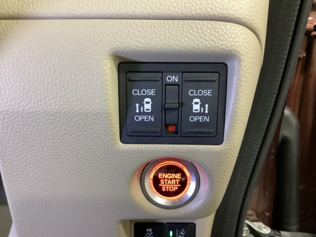 リアドアは乗り降りに便利な両側電動スライドドアです。また運転席に座っていながらスイッチ操作で自在にスライドドアを開け閉めできます。