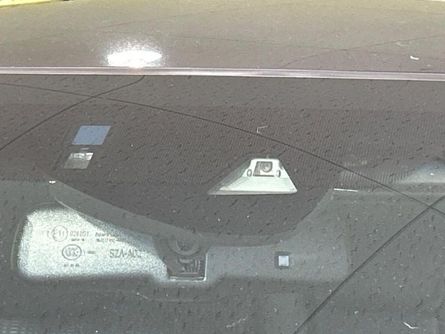 【ホンダセンシング】走行中に前方の車両等を認識し、衝突しそうな時は警報とブレーキで衝突回避と被害軽減をアシスト。より安全にドライブをお楽しみいただけます。