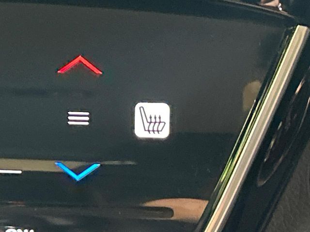 【シートヒーター】寒い日に重宝するシートヒーター！エアコンより早く温まってくれるので寒がりの人も安心ですね♪エアコンの温風は乾燥するから苦手、という方にもをおすすめです。