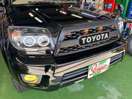 【当社のハイラックスサーフは新品ヘッドライトを装着しております】ヘッドライトをLED化し、高い視認性を発揮するイカリングヘッドライトです。特徴的な光で、本格オフローダーの力強い目元を表現します。