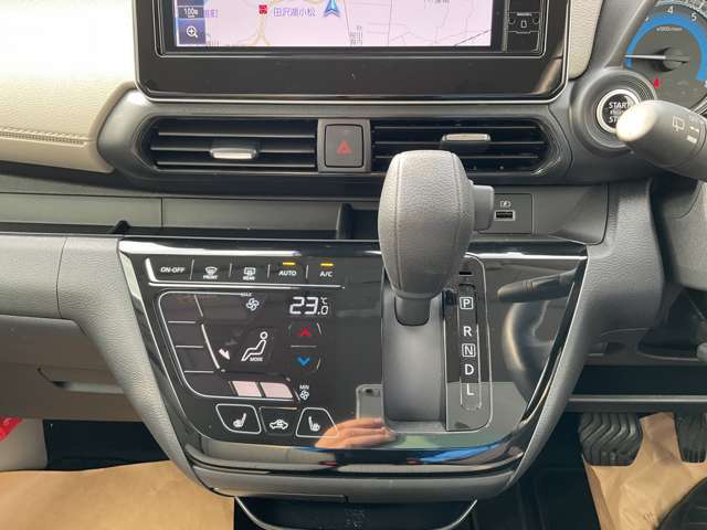 シフト周り、エアコン操作スイッチ
