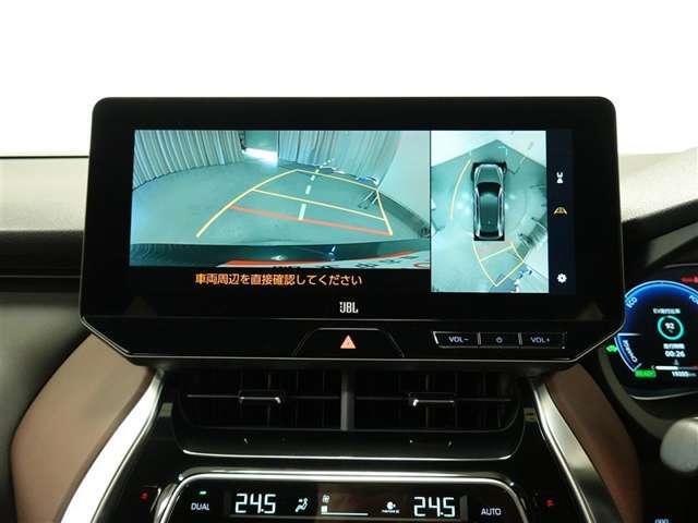 パノラミックビューモニター付きです。車両を上から見たような映像をディスプレイオーディオ画面に表示。運転席からの目視だけでは見にくい、車両周辺の状況をリアルタイムでしっかり確認できます。