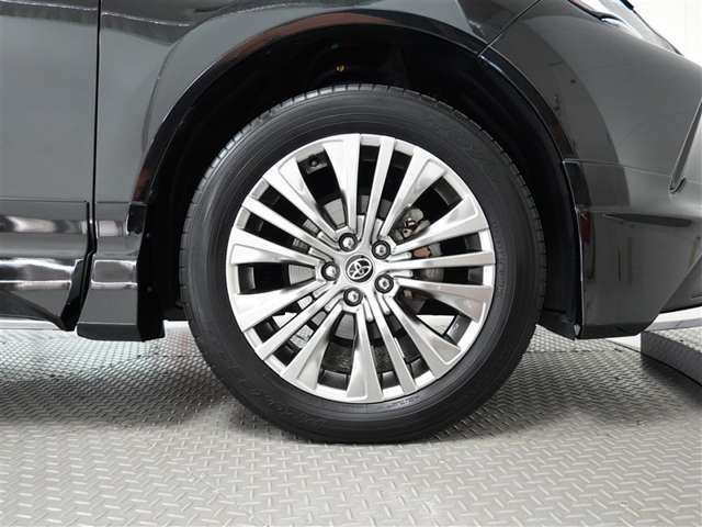 アルミホイールを装備、タイヤサイズは235/55R19です。