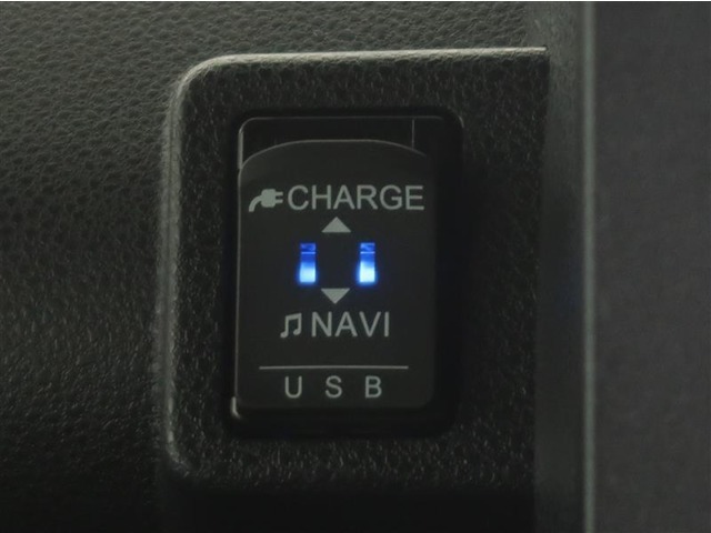 充電用USB端子付き。スマートフォンなどの充電に便利です。