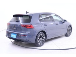 営業時間は、平日9時30分から18時00分、土日祝日9時から17時30分となります。毎週水曜日と毎月第2火曜日は定休日となります。