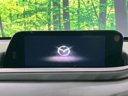 【マツダコネクトナビ】車内の雰囲気にマッチした一体型タイプのナビ。各種車輌設定やBluetooth再生等、様々な機能が楽しめます。直感的なダイヤル操作が可能で、使い勝手も良好です。