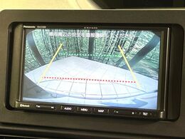 【バックカメラ】駐車時に後方がリアルタイム映像で確認できます。大型商業施設や立体駐車場での駐車時や、夜間のバック時に大活躍！運転スキルに関わらず、今や必須となった装備のひとつです！