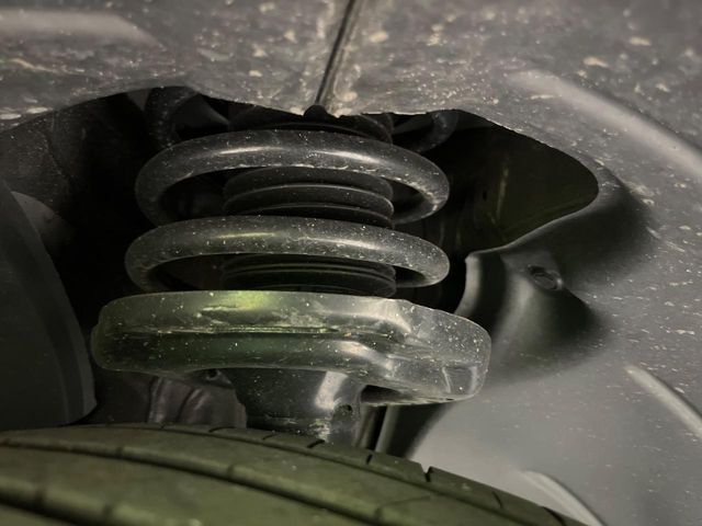 お車を安心してお乗りいただく為には、足回りの定期点検が欠かせません。サービスサポート（有償保証）では無料点検もご提供しており、安心のカーライフをお過ごしいただけるサポート体制が整っています。