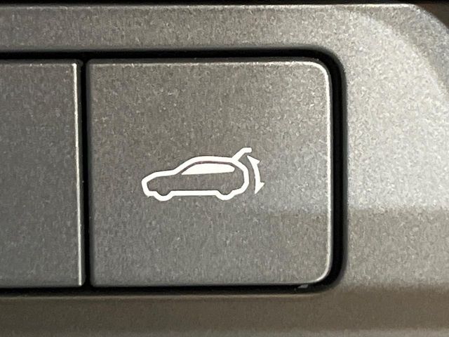 【パワーバックドア】スマートキーや運転席のボタンを押すだけでリアゲートが自動で開閉します！荷物を持っている時や、高い位置にあるバックドアを閉める際に便利な機能です♪