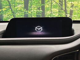 【8.8インチマツダコネクト】車内の雰囲気にマッチした大型のディスプレイ。スマホ接続でのナビ使用やBluetooth再生等、様々な機能が楽しめます。直感的なダイヤル操作が可能で、使い勝手も良好です。