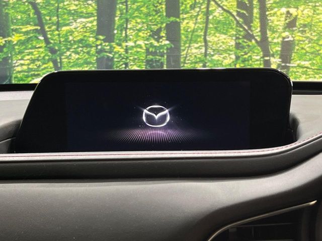 【8.8インチマツダコネクト】車内の雰囲気にマッチした大型のディスプレイ。スマホ接続でのナビ使用やBluetooth再生等、様々な機能が楽しめます。直感的なダイヤル操作が可能で、使い勝手も良好です。