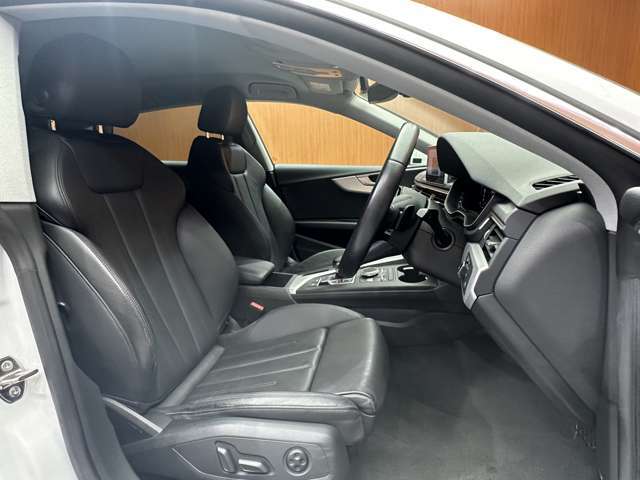 安心してカーライフを始めていただくことが出来るよう、納車前にディーラー整備工場もしくは熟練メカニックが在籍する輸入車専門の整備工場にて点検を行い、必要な整備を実施いたします。